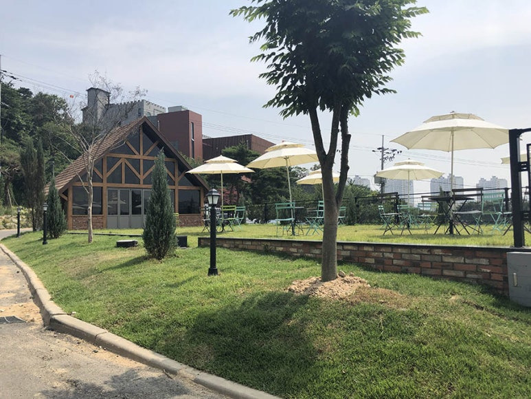 대형 테라스와 정원이 있는 카페 맛집 추천