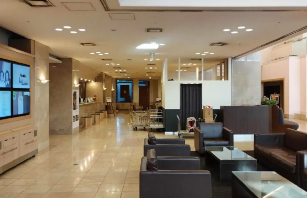 호텔 휴잇 고시엔의 럭셔리한 리셉션 공간, 고급 쇼파와 TV가 있는 모습