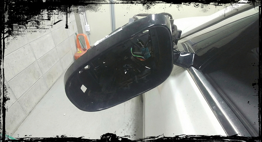 재규어 XE 사이드미러 목부분 파손 수리전