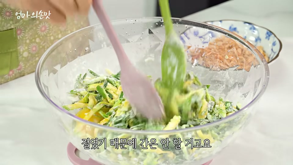 볼에 계란을 넣고 섞는 장면
