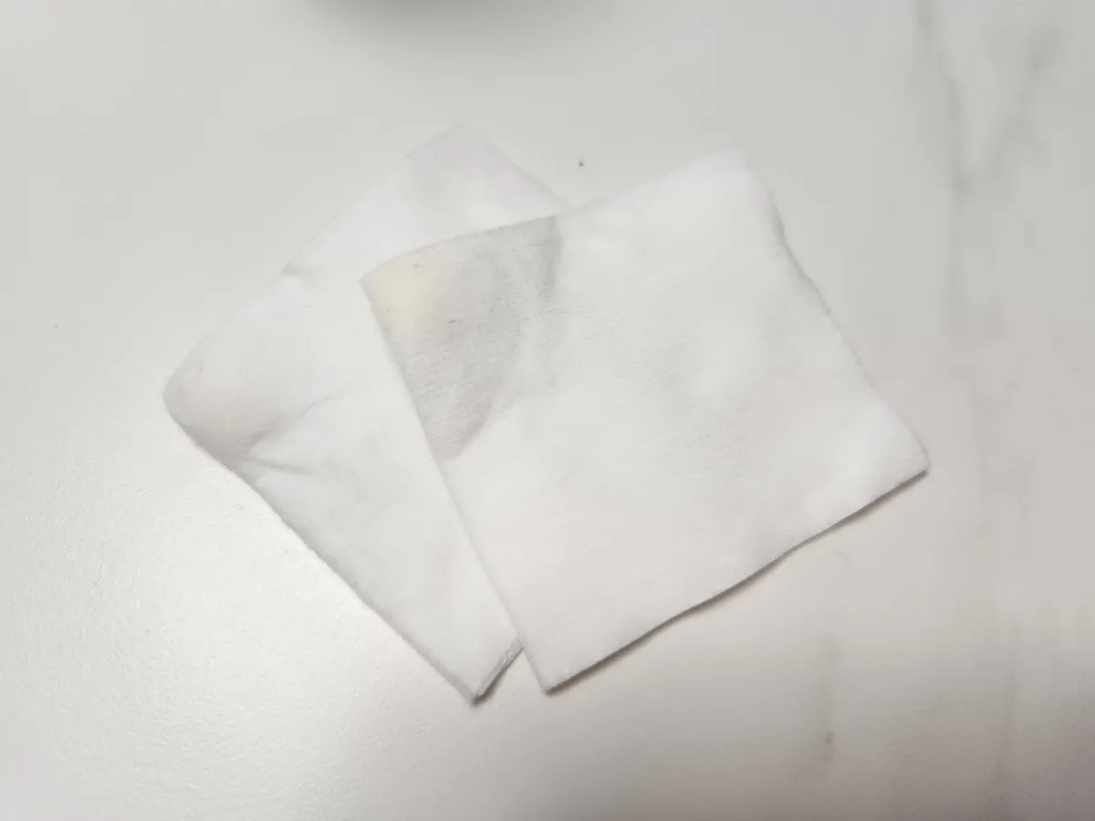 눈꺼풀-닦은-솜에-묻어난-마이봄샘의-누런-기름