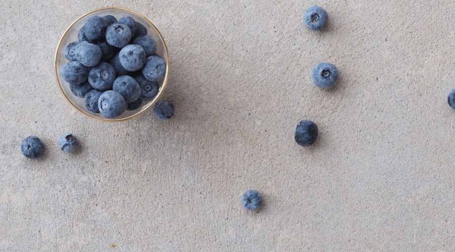 백내장에 좋은 음식 블루베리가 그릇에 담겨 있다