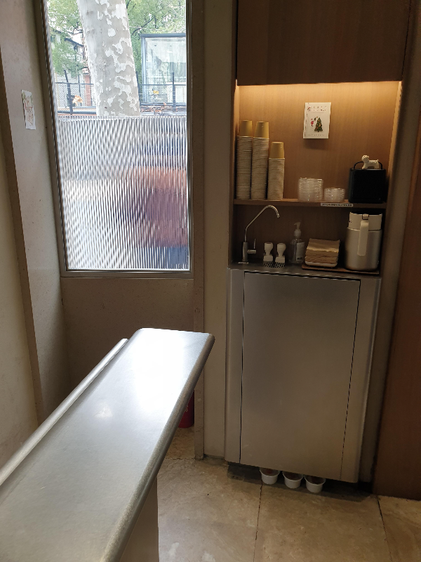 컵과 냅킨등이 구비된 옆 방. 모든 좌석이 스탠딩이다.