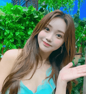 하늘색-옷을-입고있는-홍지윤