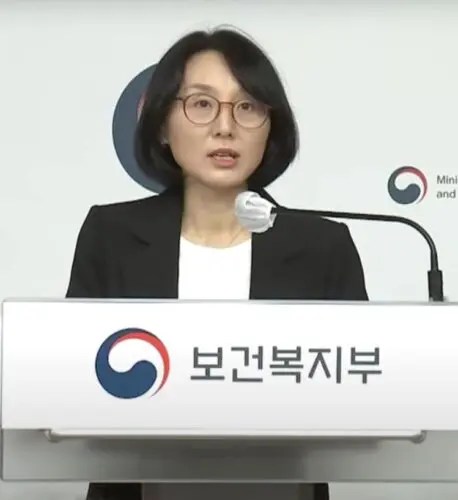 정부는 의료 과소비의 주범으로 지목된 도수치료와 비급여 렌즈 사용 백내장 수술에 대한 규제를 시행하기로 결정하였다.