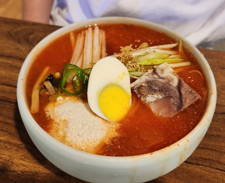 곰터먹촌김치말이국수