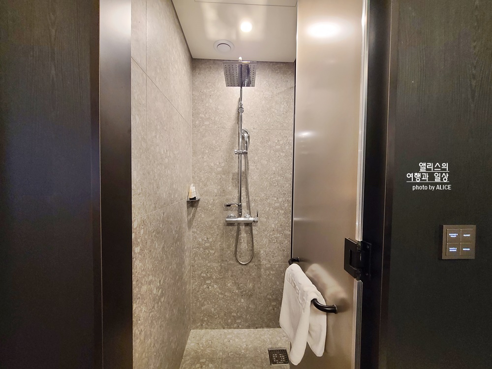 머큐어 앰배서더 서울 홍대 슈페리어 디럭스 킹베드 룸 꼼꼼 후기