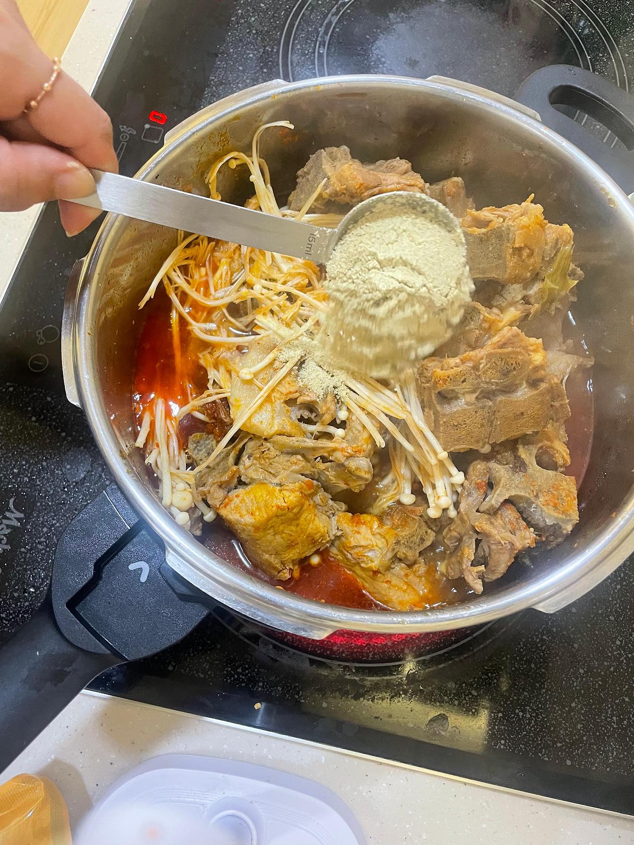 돼지 등뼈 감자탕