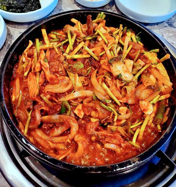 줄서는식당 최준 김해준 추천 화끈한 맛을 자랑하는 불오징어 불고기, 난로구이 곱창 오징어 전골 맛있는 식당 신당역 신당동 맛집 소개