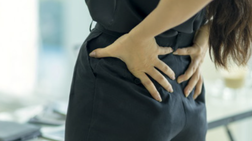 뒷짐을-짚은-여성