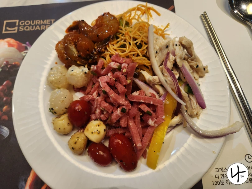 육회와-카프레제가-올라간-접시