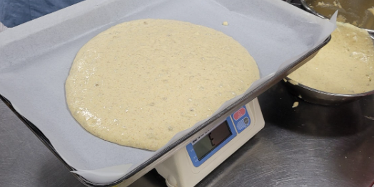 철판위 유산지 재단 후 반죽 붓기