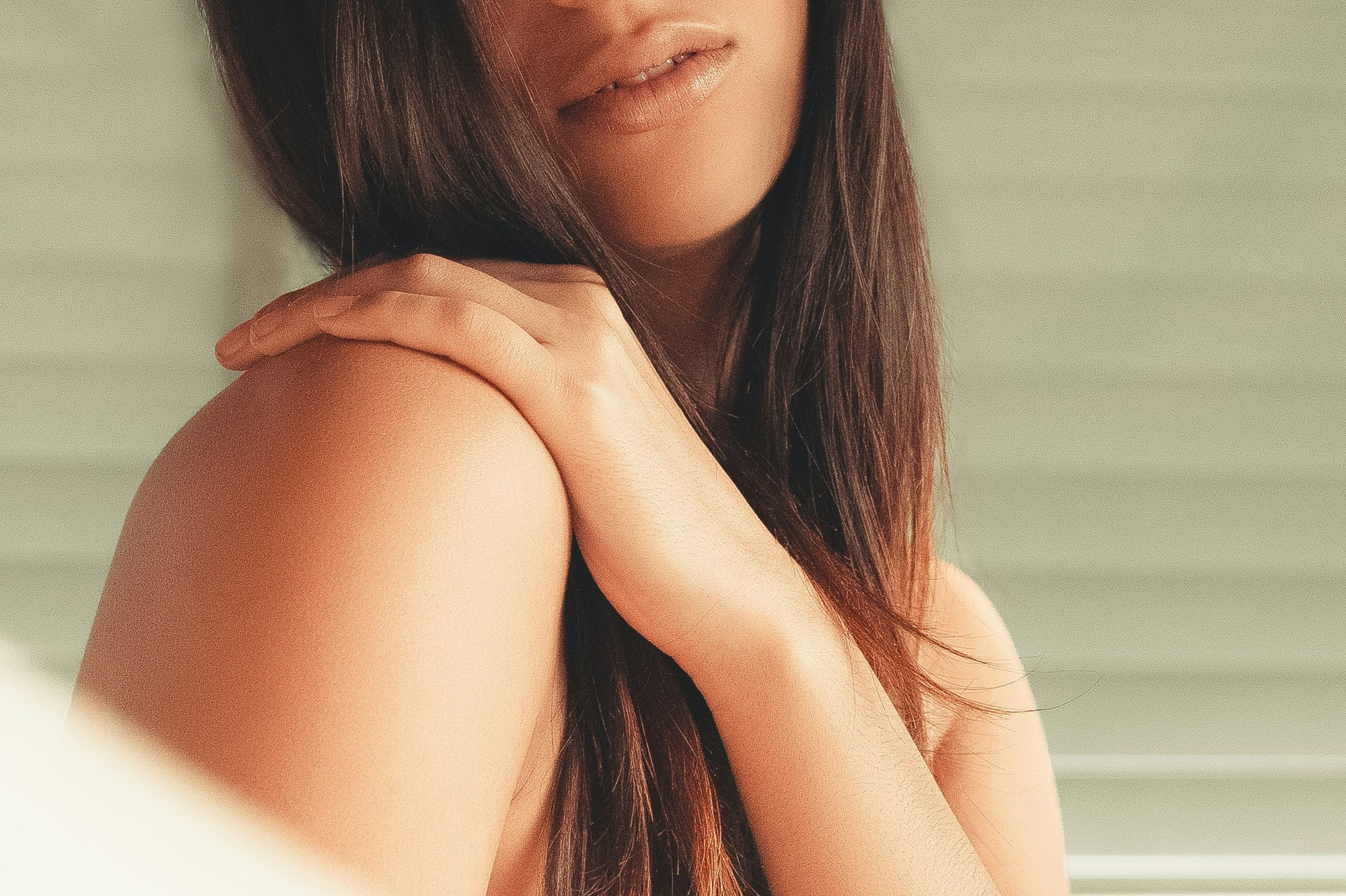 맑고 매끄러운 피부 결의 뒷모습