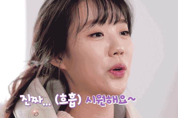 스파알 포터블 목 어깨 마사지기 제품을 사용해 봉는 여성