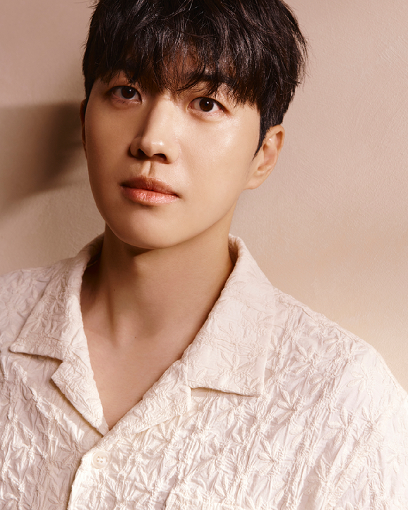 배우 강훈이 넷플릭스 시리즈 &#39;너의 시간 속으로&#39;(감독 김진원/ 원작 &#39;상견니&#39;) 인터뷰에 앞서 포즈를 취하고 있다. [사진=넷플릭스]