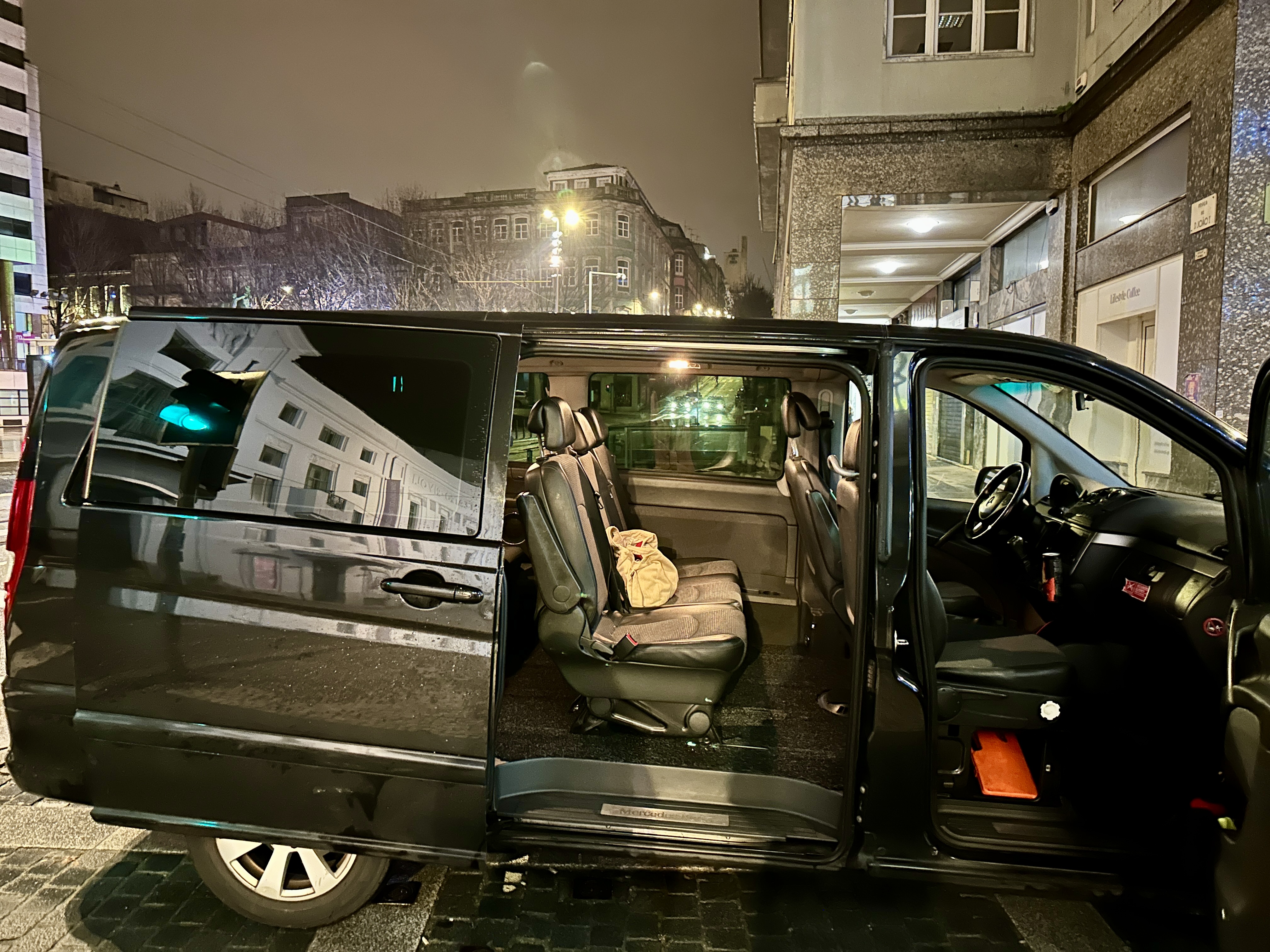 부킹닷컴 통해 미리 예약한 밴 택시