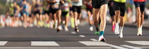 마라톤에서 뛰는 러너들의 발