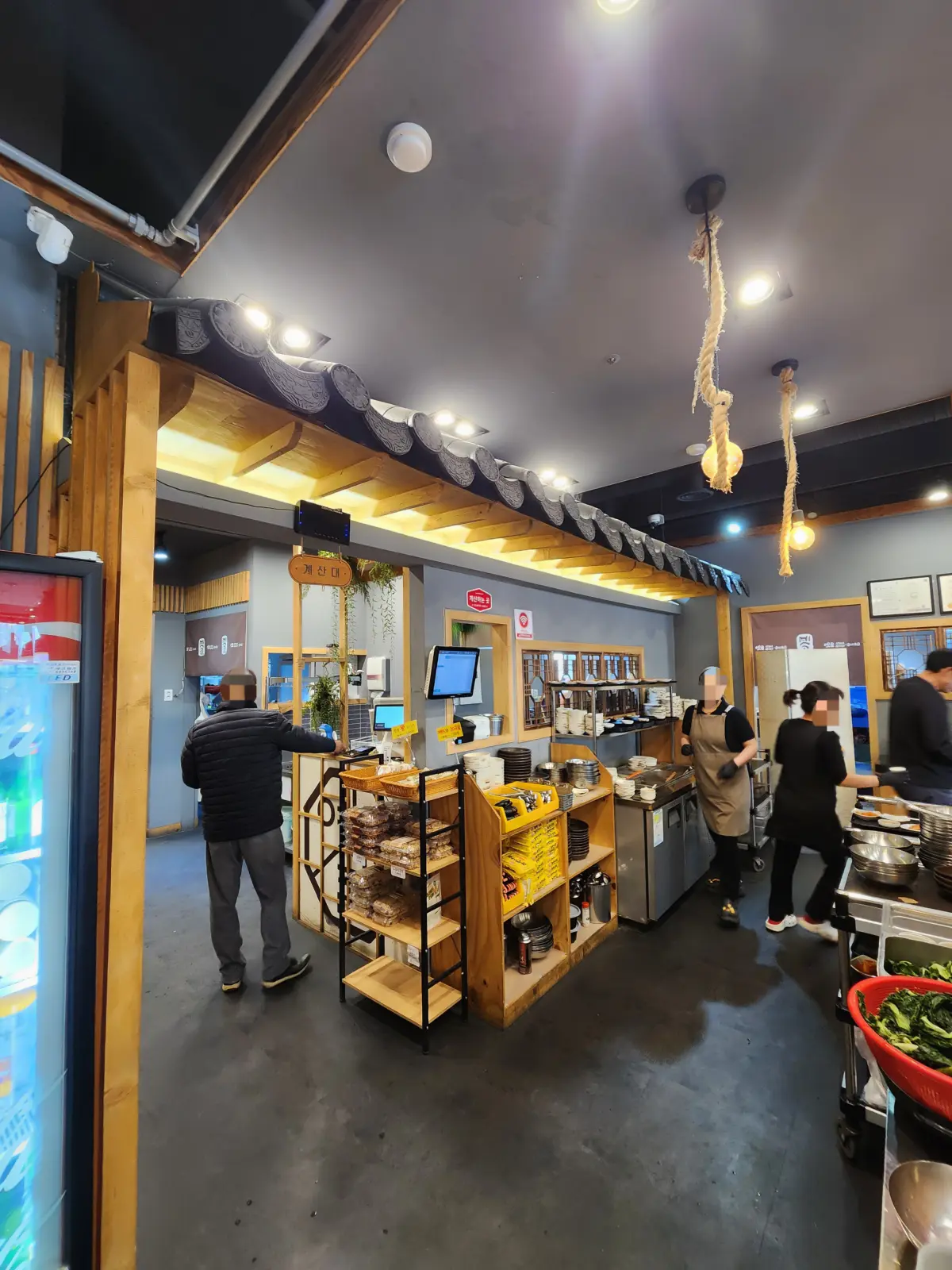 일산-맛집-옛골산더미감자탕-매장-인테리어-옛스러운-한옥