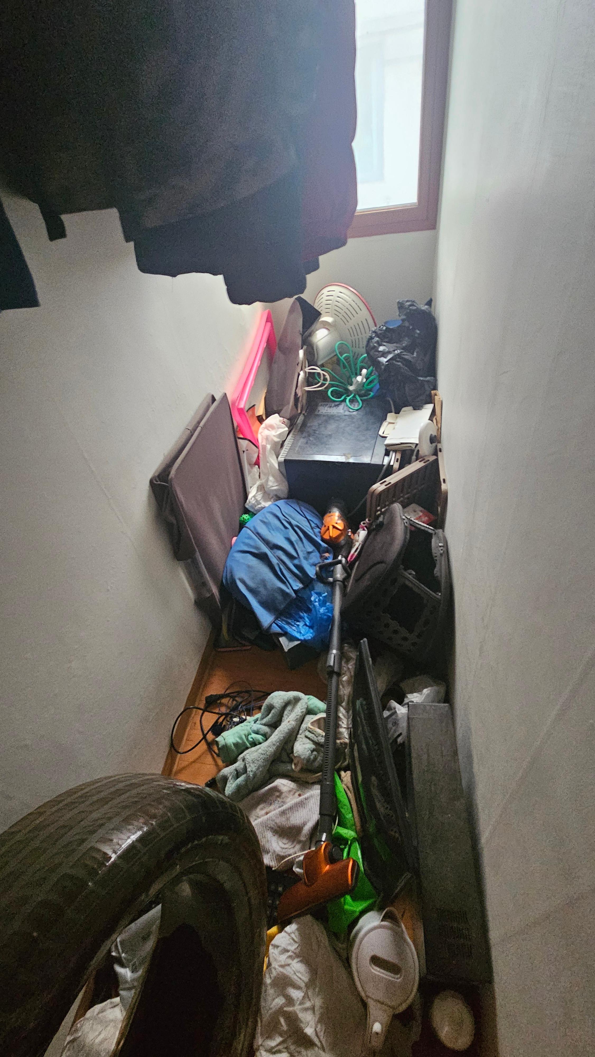 좁은 공간에 쌓인 생활 쓰레기와 오염된 물품들 - 분류 작업 필요