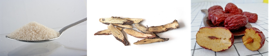 숟가락에 설탕을 한숟가락 가득 담은 사진과 감초를 잘라서 바닥에 놓은 사진과 숟가락 위에 대추를 놓고 그 주변에 반으로 자른 대추를 놓은 사진