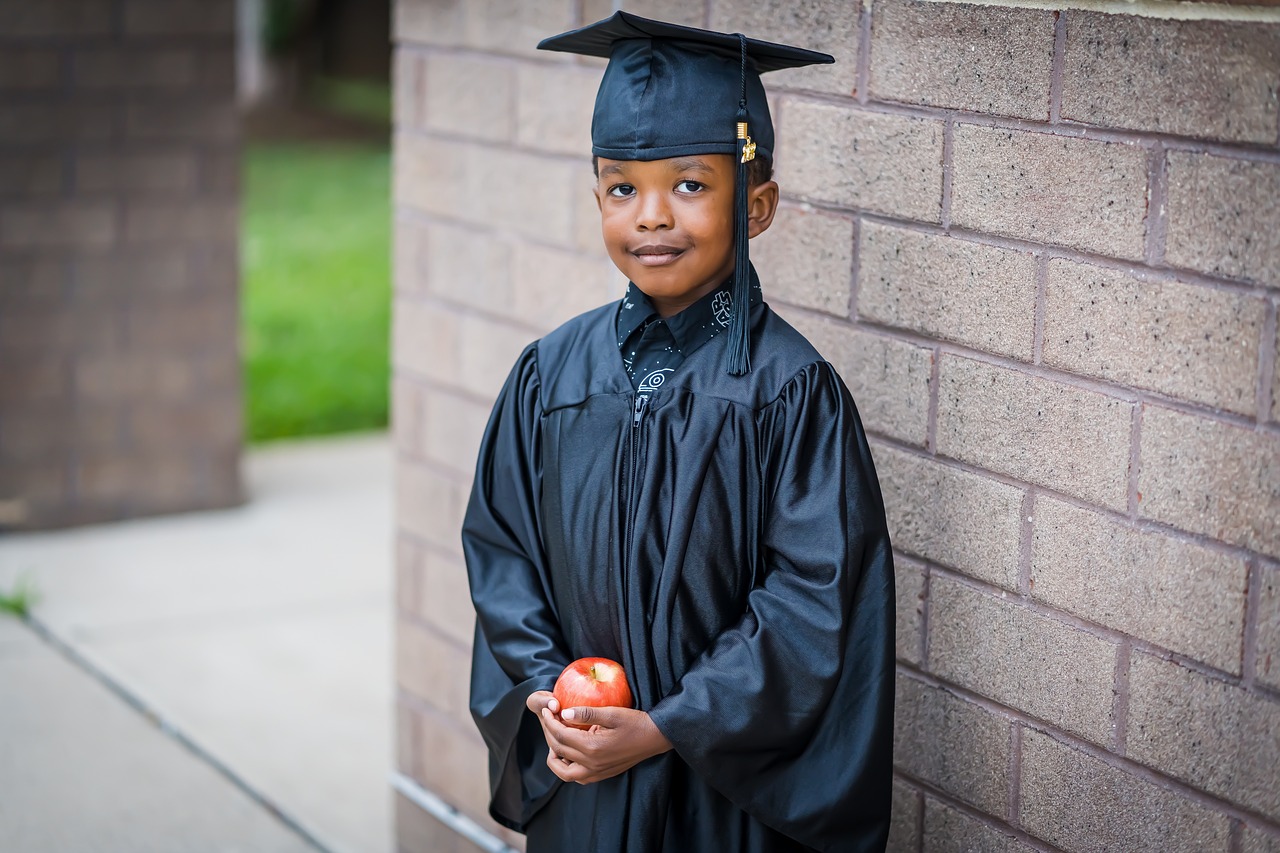 어린아이 졸업 사진