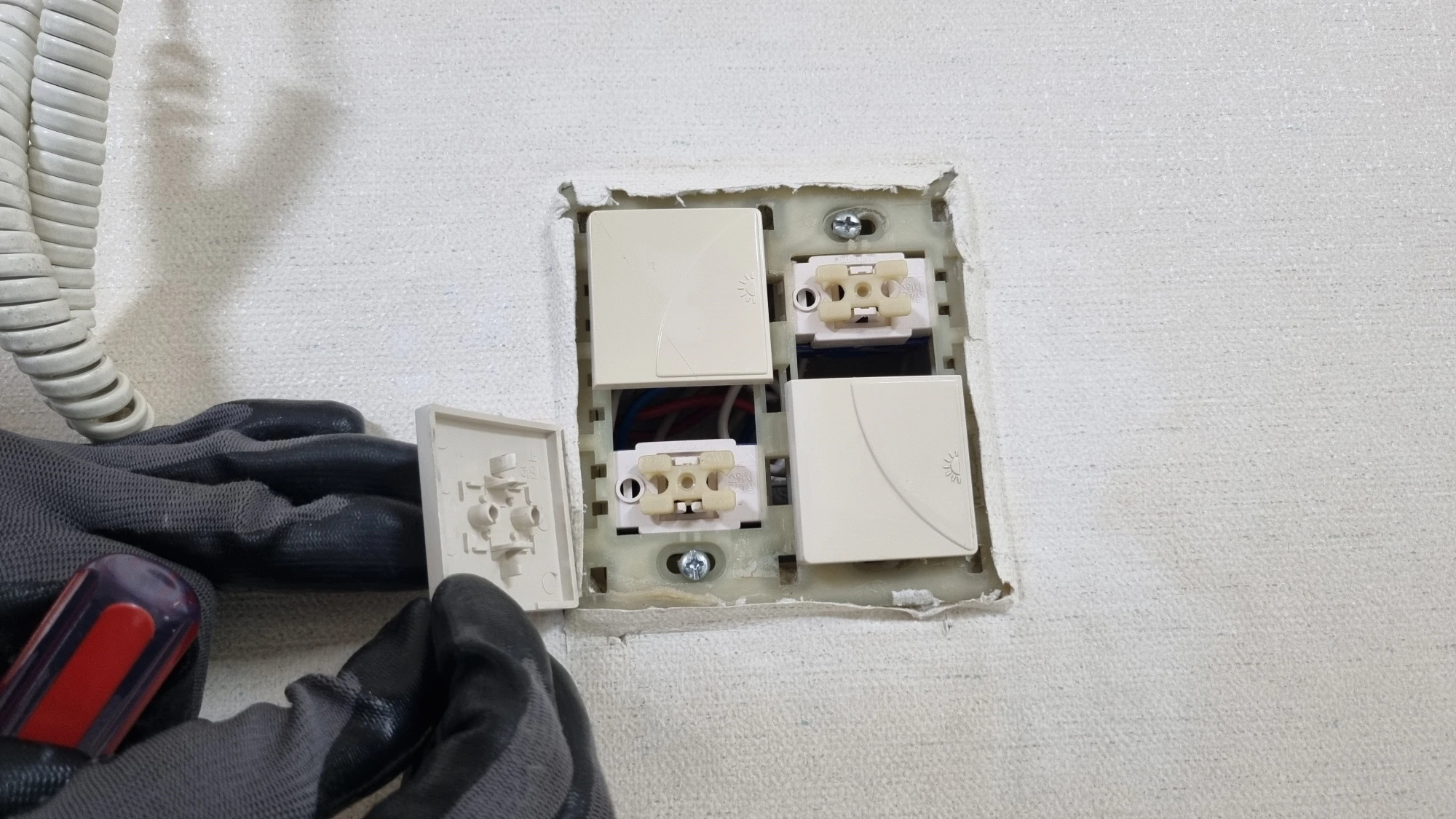 스위치 고정 볼트 위치