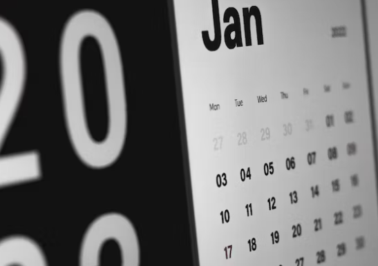 상속의-단순승인-기간을-확인하기-위한-달력이-책상위에-있다