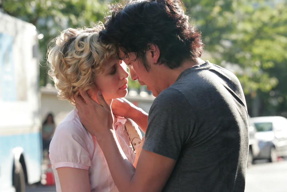 베라 파미가와 하정우가 마주 보고 이마를 맞대고 있다.