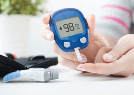 혈당-체크하는-모습