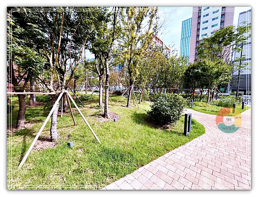 퍼블릭가산_산책로-건물사이-산책로