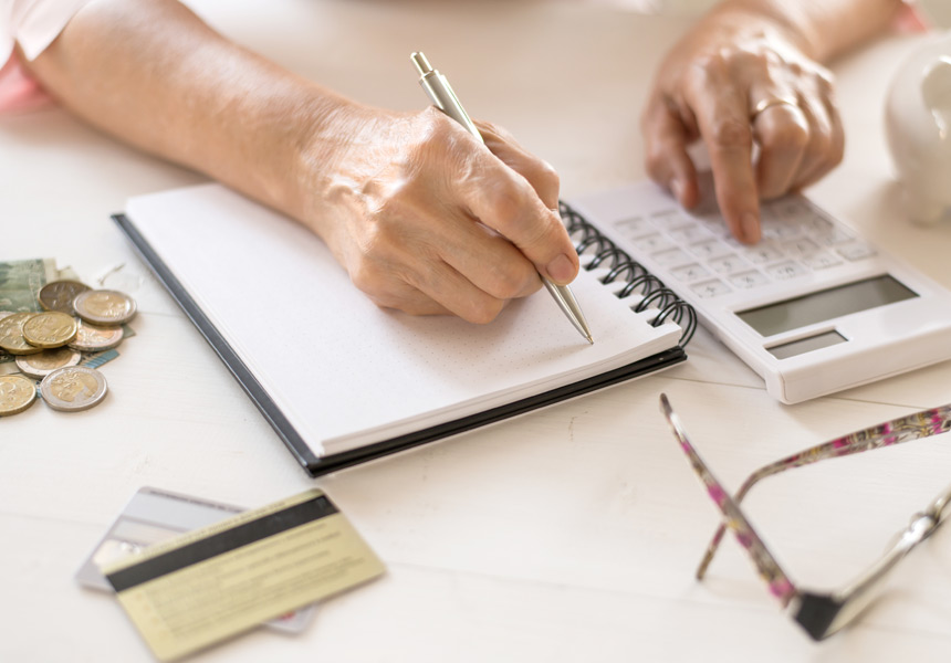 집에서 재무 관리를 하는 모습