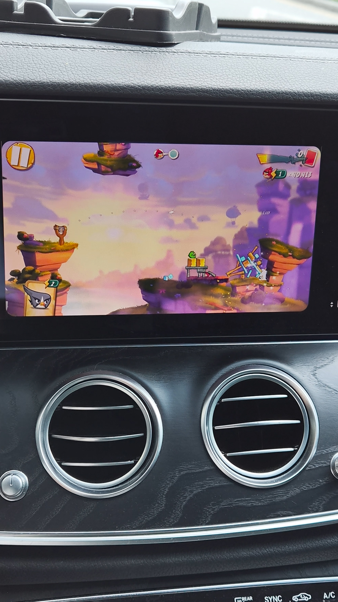 앵그리버드2 게임 화면, 플레이어가 새를 쏘아 구조물을 무너뜨리는 장면