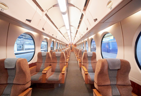 라피트 특급열차 내부 전경모습으로 고급러운 의자들이 놓여 있고 1인석도 마련되어 있다. 창문은 동그란 모양으로 멋스럽게 뚫려 있어 고급스러운 이미지가 돋보인다. 또한 내부공간이 넓어 편해보인다