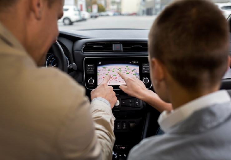 아빠와 아들이 네비게이션을 확인한다