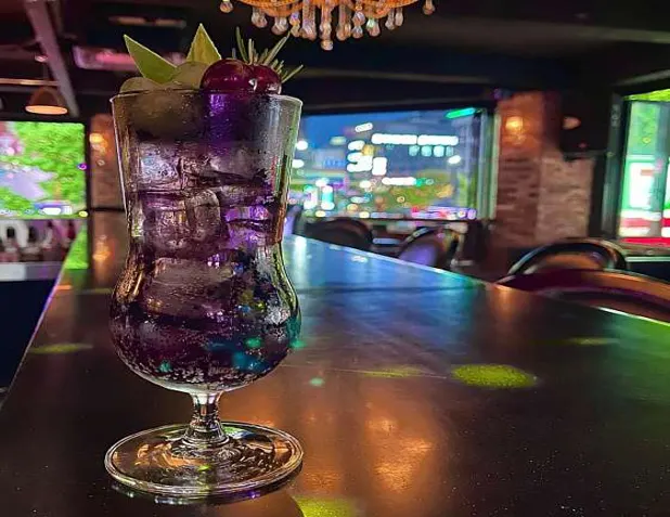 DEN LOUNGE & BAR