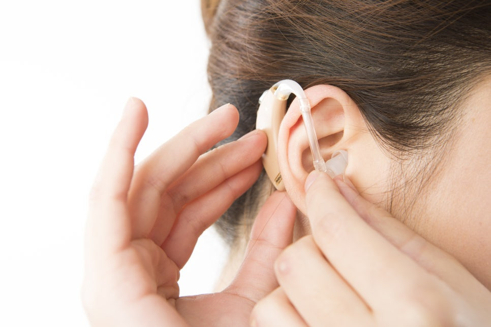 노인 보청기 착용