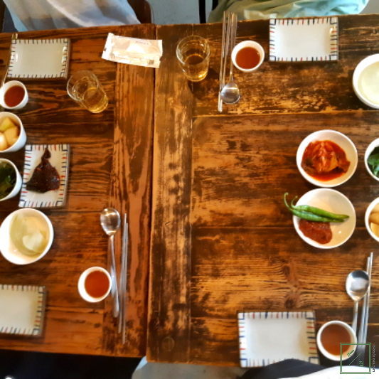 기본 반찬이 구성되어 있습니다.