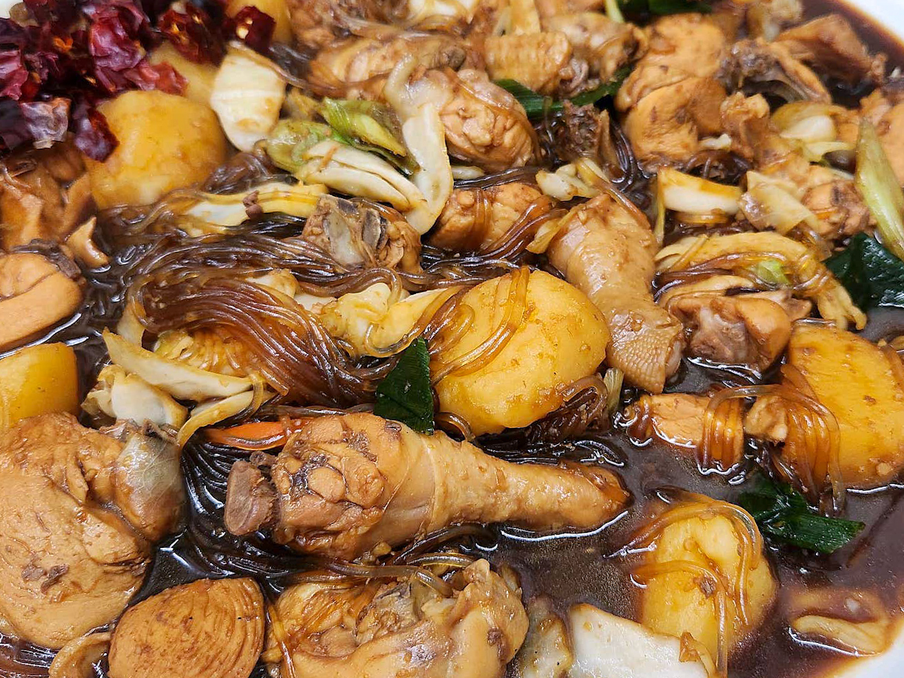 생생정보 안동 찜닭 메뉴의 감자와 닭고기 사진