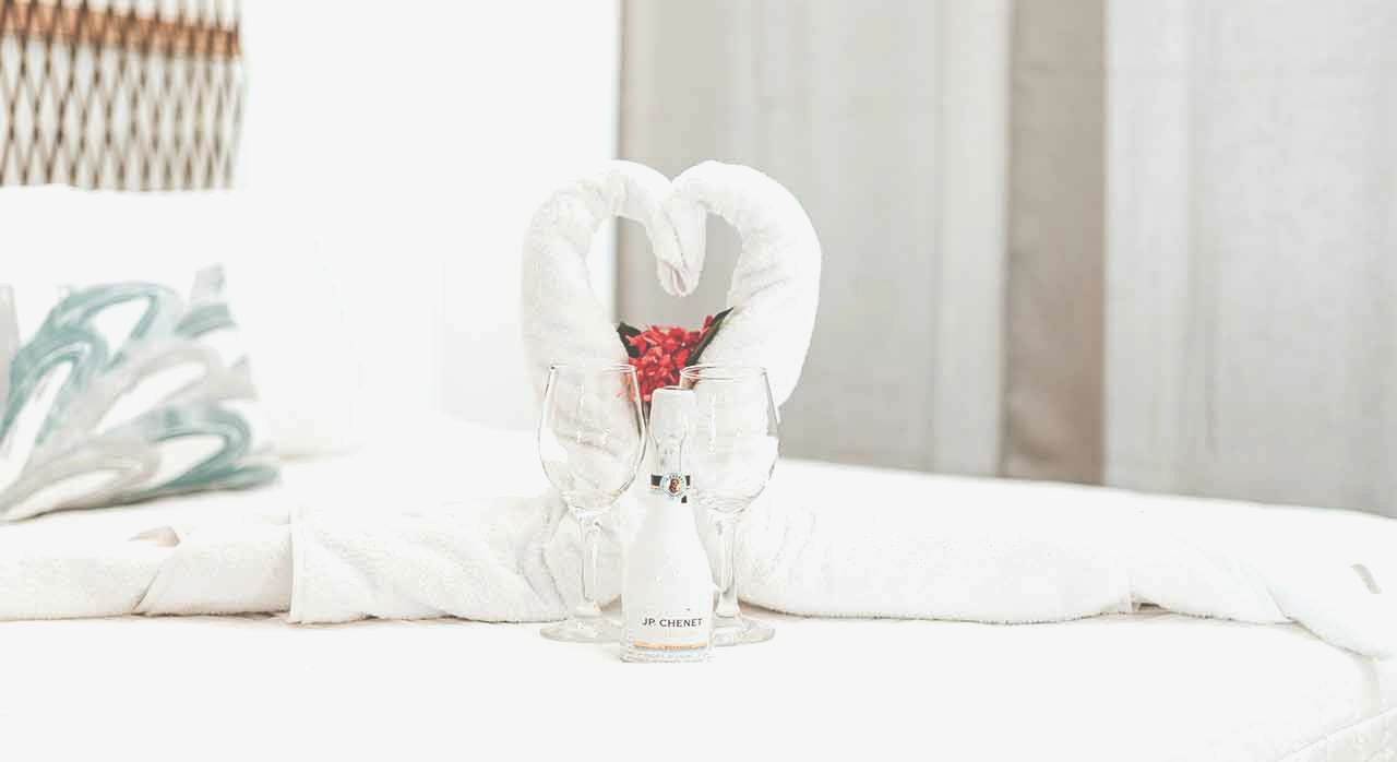 호텔 욕실에 가지런히 놓인 흰색 수건들. [ⓒPexels &lsquo;Edu Raw&lsquo;]