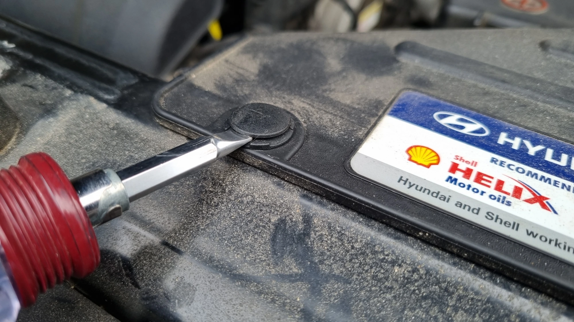 고정 부품 빼는 모습