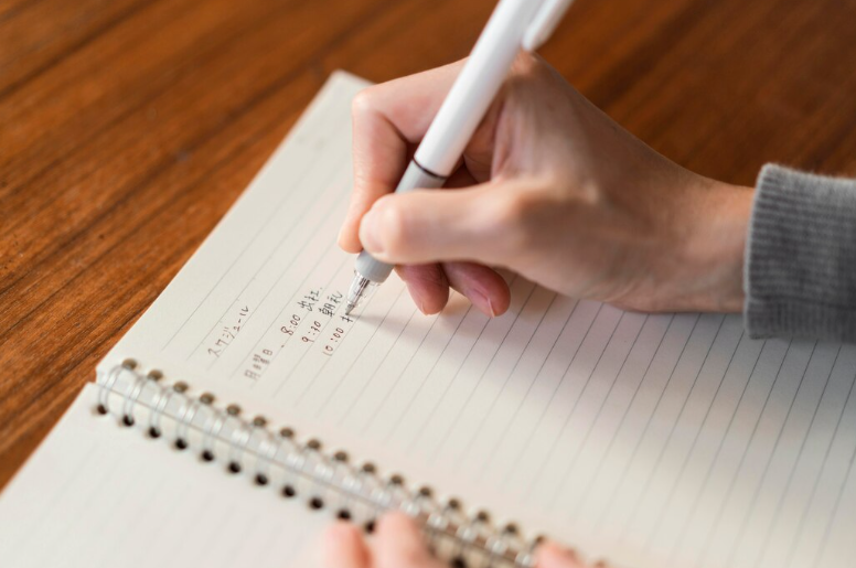 생각이 많을 때 할 일을 노트에 정리하는 모습