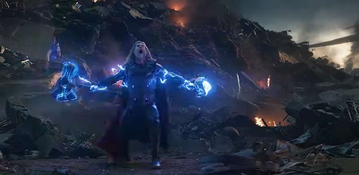 토르의 번개 충전 장면