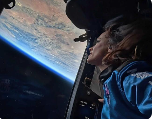 우주 관광을 하는 여행객이 우주선 안에서 지구를 바라보는 모습