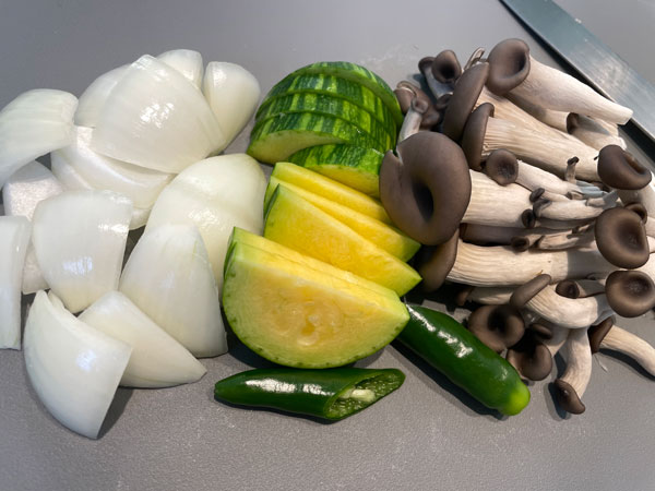 된장찌개 야채 - 양파, 애호박, 느타리버섯, 청양고추 잘라놓기