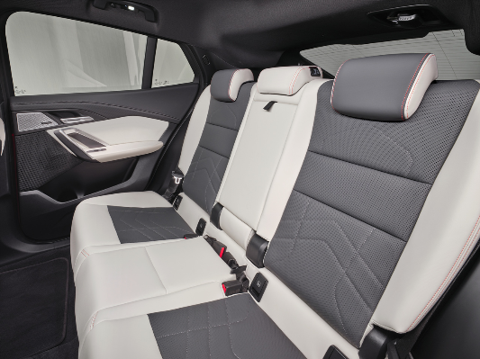 BMW iX2 내부디자인