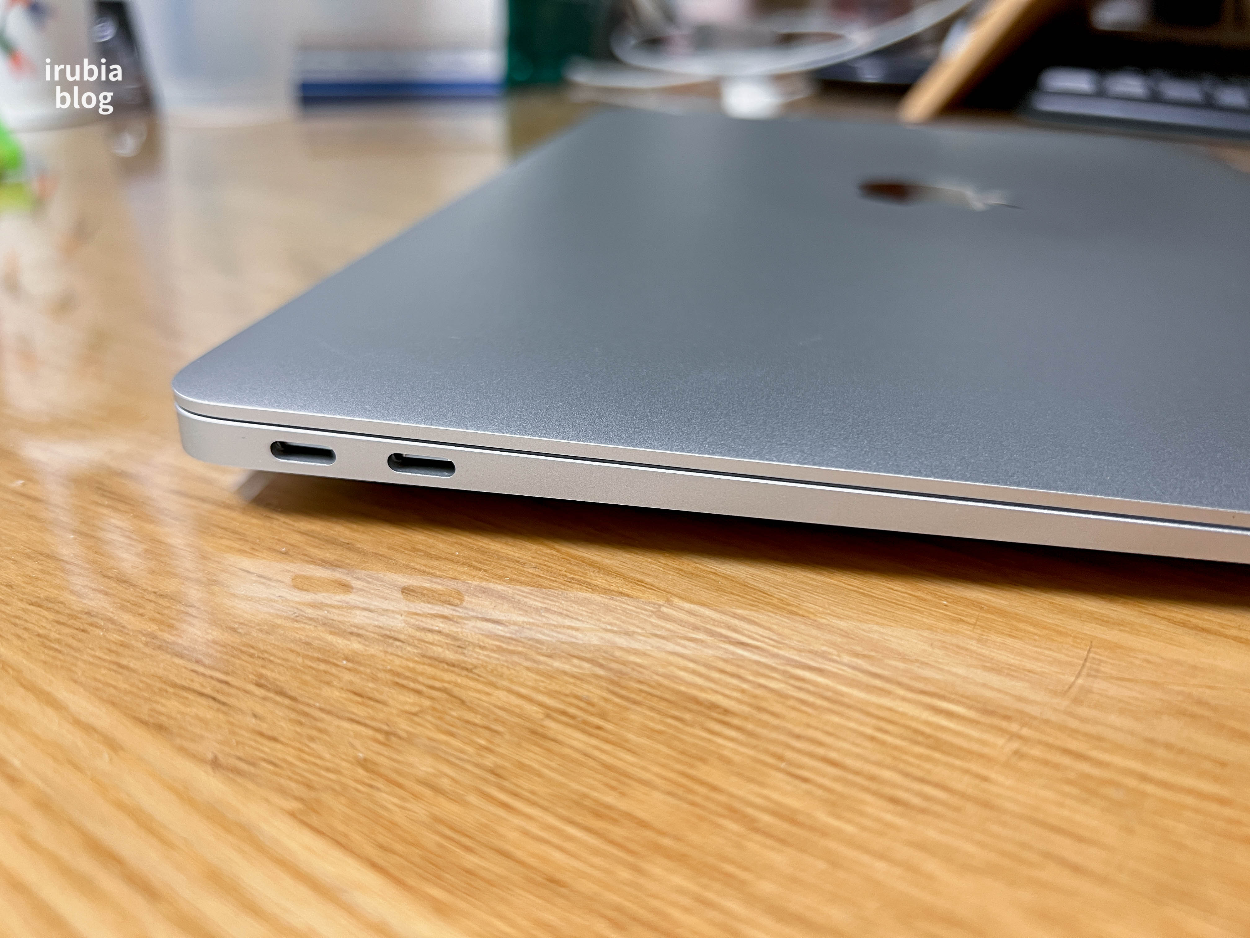 기기 왼편에는 Thunderbolt와 USB 4까지 지원하는 USB-C 포트가 2개 있다.