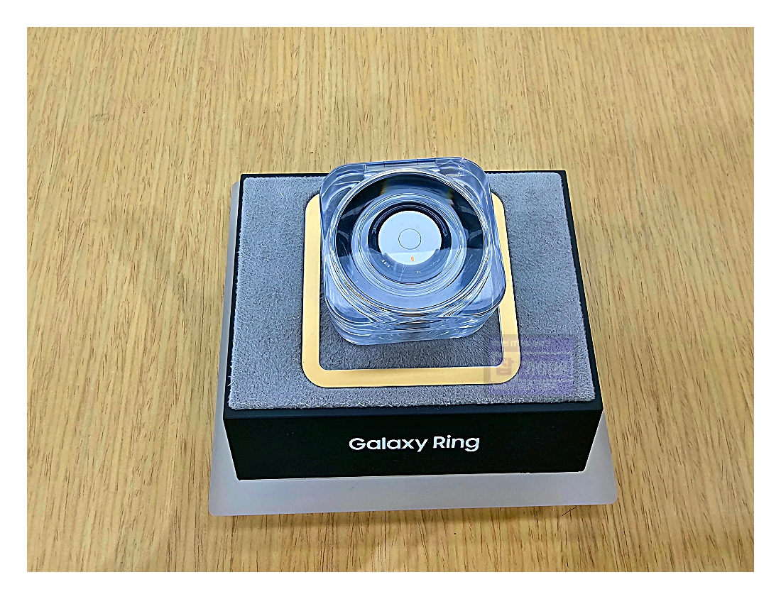 갤럭시링 충전 케이스와 링을 함께 촬영한 사진