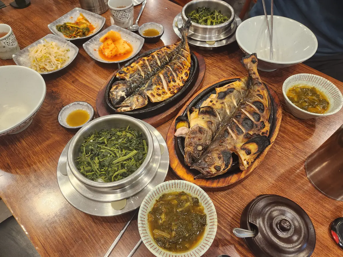 일산-중산동-줄서서먹는-맛집-고봉산시래기-곤드레-솥밥-시래기국-임연수-고등어-생선구이-숙주나물-깍두기-열무김치-간장