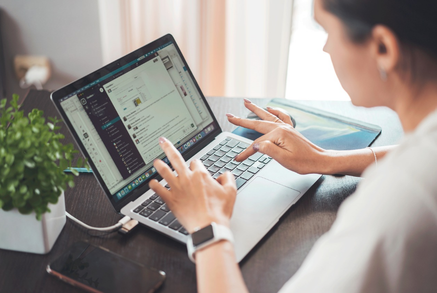 노트북으로 일하는 사람