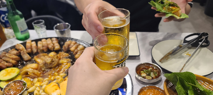 상대원동맛집 삼겹살맛집 무쇠뚝삼겹 메뉴판 생삽겹살 구이준비 삼겹살구이 직원이구워줌 삼겹살구이완성 멜젓에고기한점 한쌈 쏘맥한잔